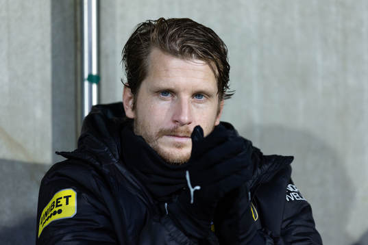 Häckens Erik Friberg på bänken innan  fotbollsmatchen i