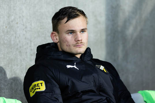 Häckens Oscar Uddenäs  på bänken innan  fotbollsmatchen