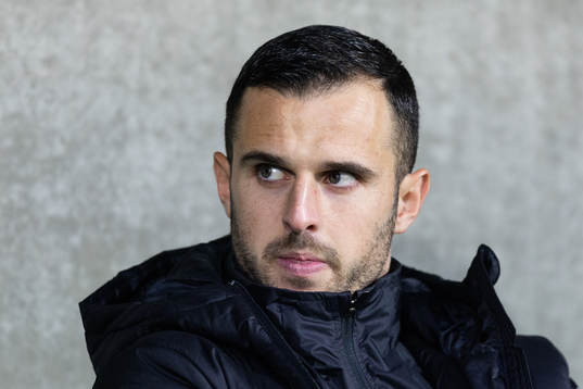 Häckens Kadir Hodzic  på bänken innan  fotbollsmatchen i