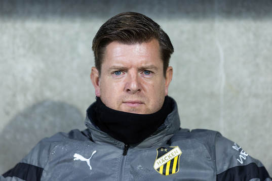 Häckens assisterande tränare Jesper Ljung på bänken