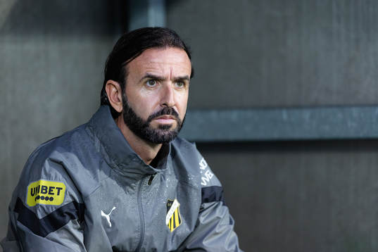 Häckens fystränare Jordi Gonzalez på bänken innan