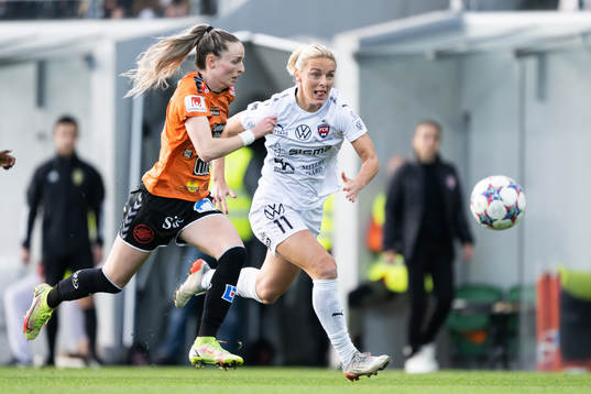 Kristianstads Gabrielle Carle och FC Rosengårds Mimmi