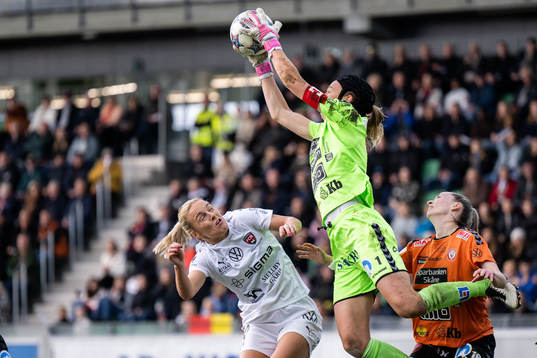 FC Rosengårds Mimmi Larsson och Kristianstads målvakt