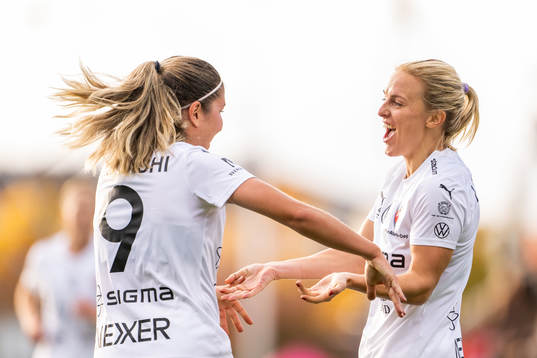FC Rosengårds Mimmi Larsson jublar med Loreta Kullashi