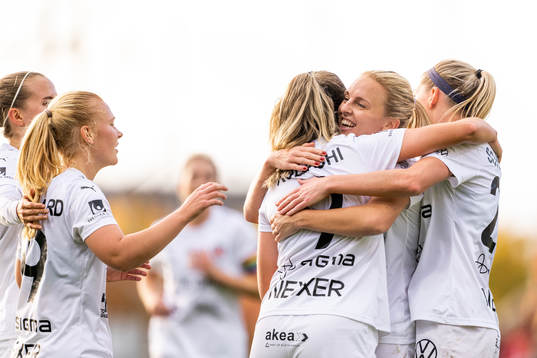 FC Rosengårds Mimmi Larsson jublar med Loreta Kullashi