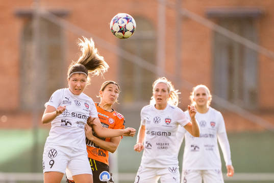 FC Rosengårds Loreta Kullashi och Kristianstads Tabitha