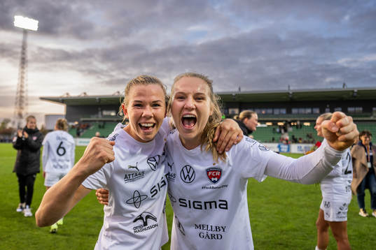 FC Rosengårds Jessica Wik och Fiona Brown jublar