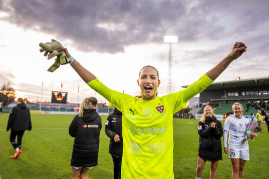 FC Rosengårds målvakt Somea Polozen jublar