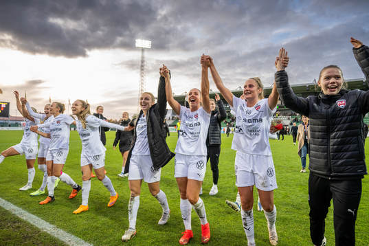 FC Rosengårds spelare jublar