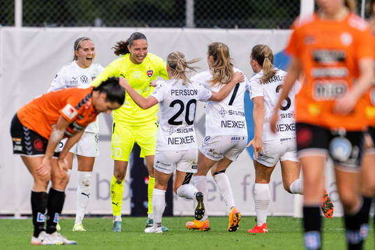 FC Rosengårds målvakt Somea Polozen (m) jublar med