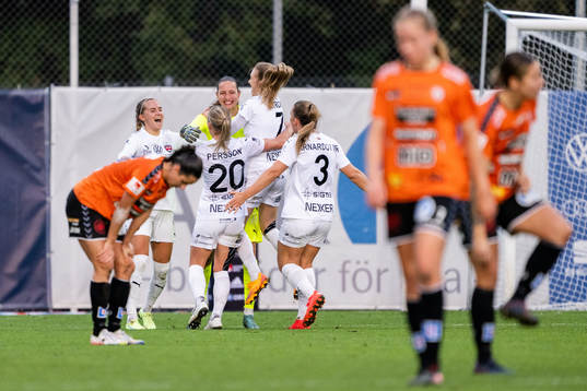 FC Rosengårds målvakt Somea Polozen (m) jublar med