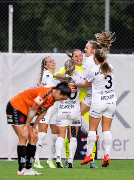 FC Rosengårds målvakt Somea Polozen (m) jublar med