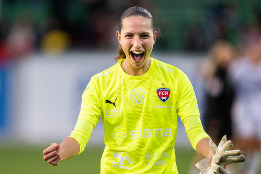 FC Rosengårds målvakt Somea Polozen jublar