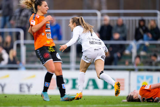 FC Rosengårds Fiona Brown jublar