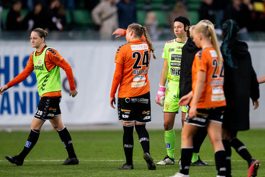 Kristianstads Mia Carlsson och målvakt Melina Loeck deppar