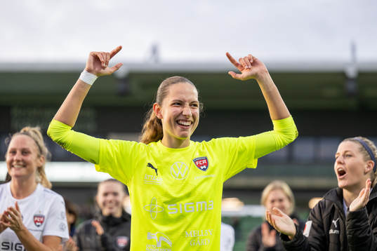 FC Rosengårds målvakt Somea Polozen jublar