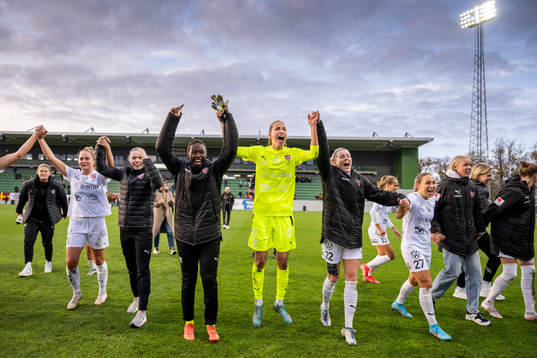FC Rosengårds spelare med målvakt Somea Polozen (m) jublar