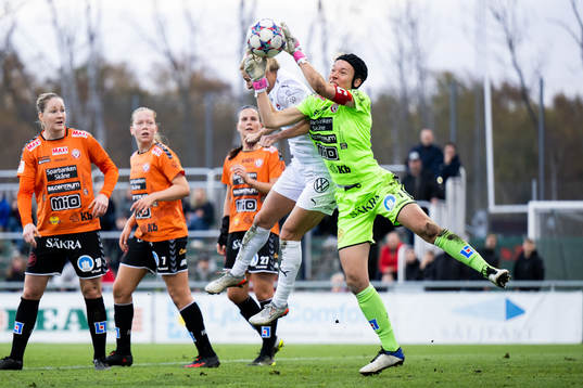 Kristianstads målvakt Melina Loeck fångar bollen framför