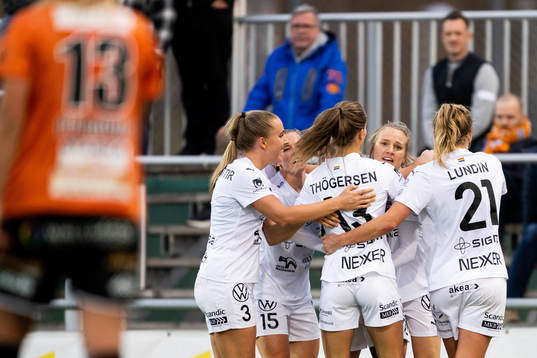 FC Rosengårds Fiona Brown jublar med lagkamrater