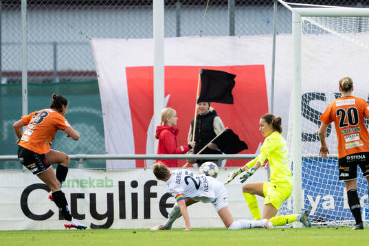 Kristianstads Evelyne Viens med målchans mot FC