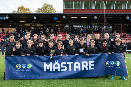 Brommapojkarnas spelare jublar med pokalen