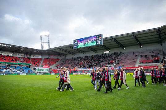 Helsingborgs damlag hyllas i halvtid för sitt avancemang