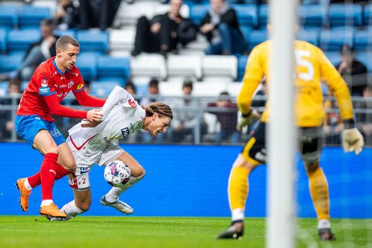 Helsingborgs Arian Kabashi och Degerfors Gustav Granath