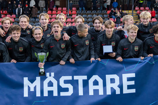 Brommapojkarnas spelare jublar med pokalen