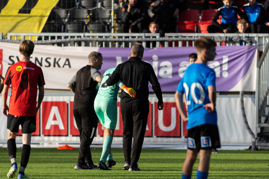 Halmstads målvakt Julian Hallonlöf med skada