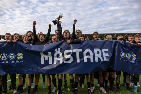 Brommapojkarnas spelare jublar med pokalen