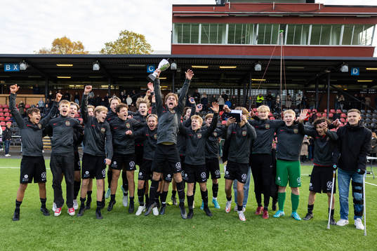 Brommapojkarnas spelare jublar med pokalen