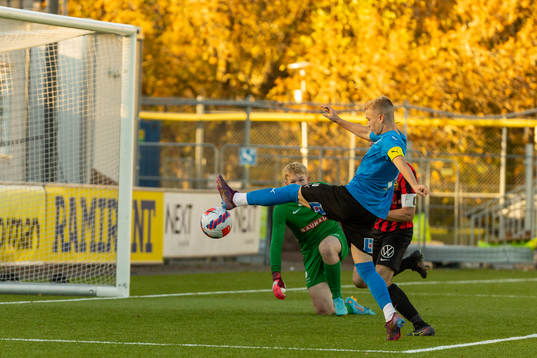 Halmstads Altin Mazreku och Brommapojkarnas målvakt Rasmus