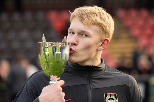 Brommapojkarnas målvakt Rasmus Jansson pussar pokalen