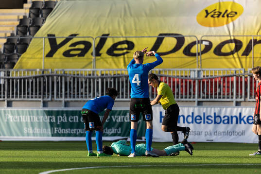 Halmstads målvakt Julian Hallonlöf med skada