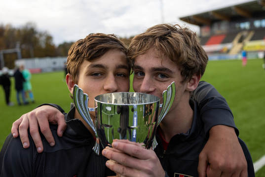 Brommapojkarnas Charlie Antonelius och Vidar Hansson jublar