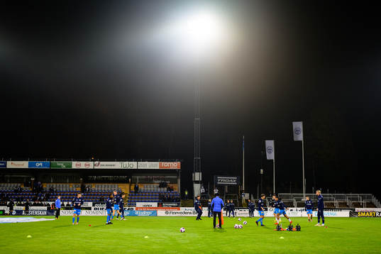 Värnamos spelare värmer upp före fotbollsmatchen i
