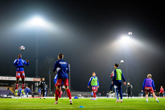 IFK Norrköpings spelare värmer upp före fotbollsmatchen