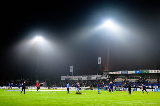 Värnamos spelare värmer upp före fotbollsmatchen i
