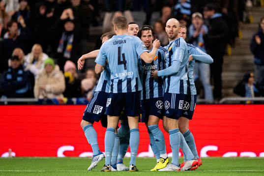 Djurgårdens Gustav Wikheim jublar med lagkamrater