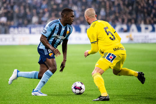 Djurgårdens Joel Asoro och GIF Sundsvalls Dennis Olsson
