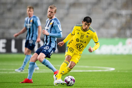 Djurgårdens Kalle Holmberg och GIF Sundsvalls Joe Corona