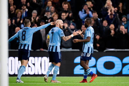 Djurgårdens Magnus Eriksson jublar med Elias Andersson och