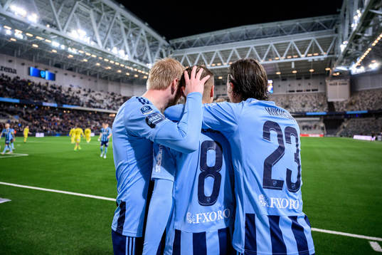 Djurgårdens Elias Andersson jublar med lagkamrater