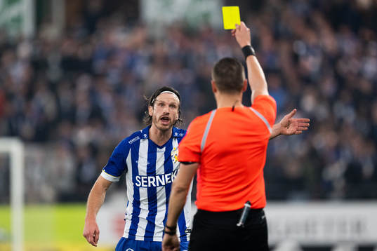 IFK Göteborgs Gustav Svensson får gult kort