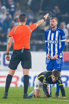 IFK Göteborgs Sebastian Eriksson reagerar mot Domare