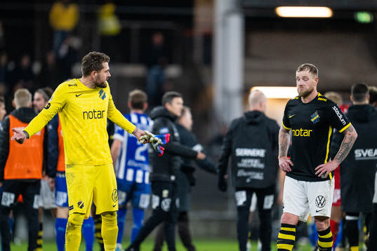 AIKs målvakt Kristoffer Nordfeldt och John Guidetti deppar