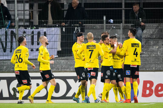 Mjällbys Carlos Moros Gracia jublar med lagkamrater