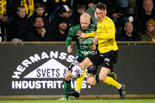 Varbergs Andre Boman och Mjällbys Noah Persson
