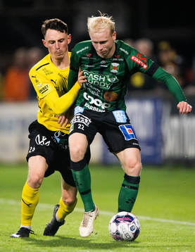 Varbergs Andre Boman och Mjällbys Noah Persson