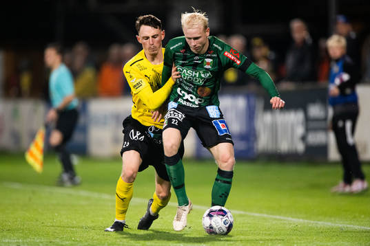 Varbergs Andre Boman och Mjällbys Noah Persson